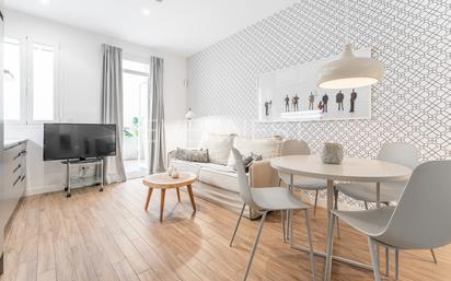 Living room of Flat to rent in  Madrid Capital  with Air Conditioner, Heating and Parquet flooring