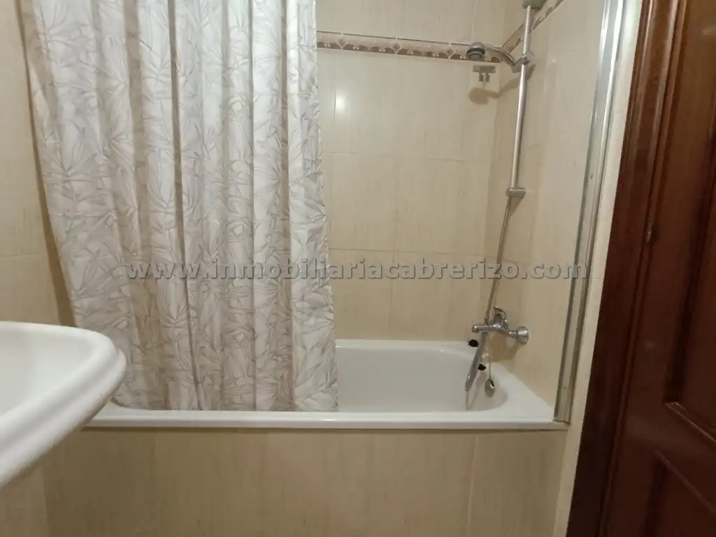 Baño de Apartamento en venta en Lardero con Calefacción, Parquet y Terraza