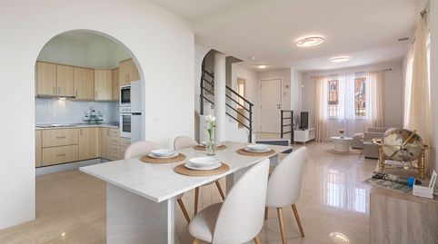 Foto 3 de Casa adosada en venta en Avenida Alisos (los) (artola Alt), Cabopino - Artola, Marbella