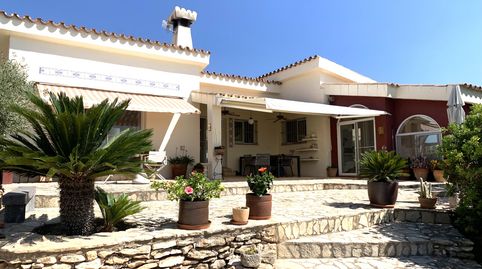 Casa de campo de 2 dormitorios con alojamiento para invitados de 1 dormitorio, con piscina y vistas al mar.