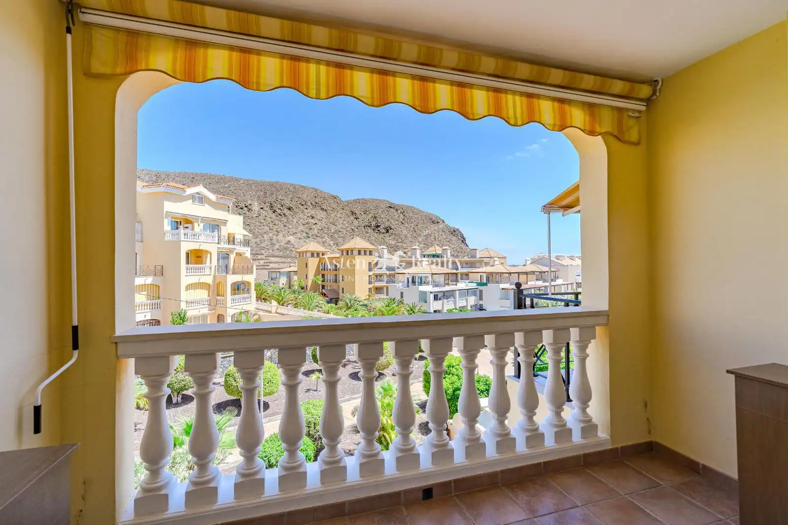 Habitación de Piso en venta en Arona con Terraza, Trastero y Piscina