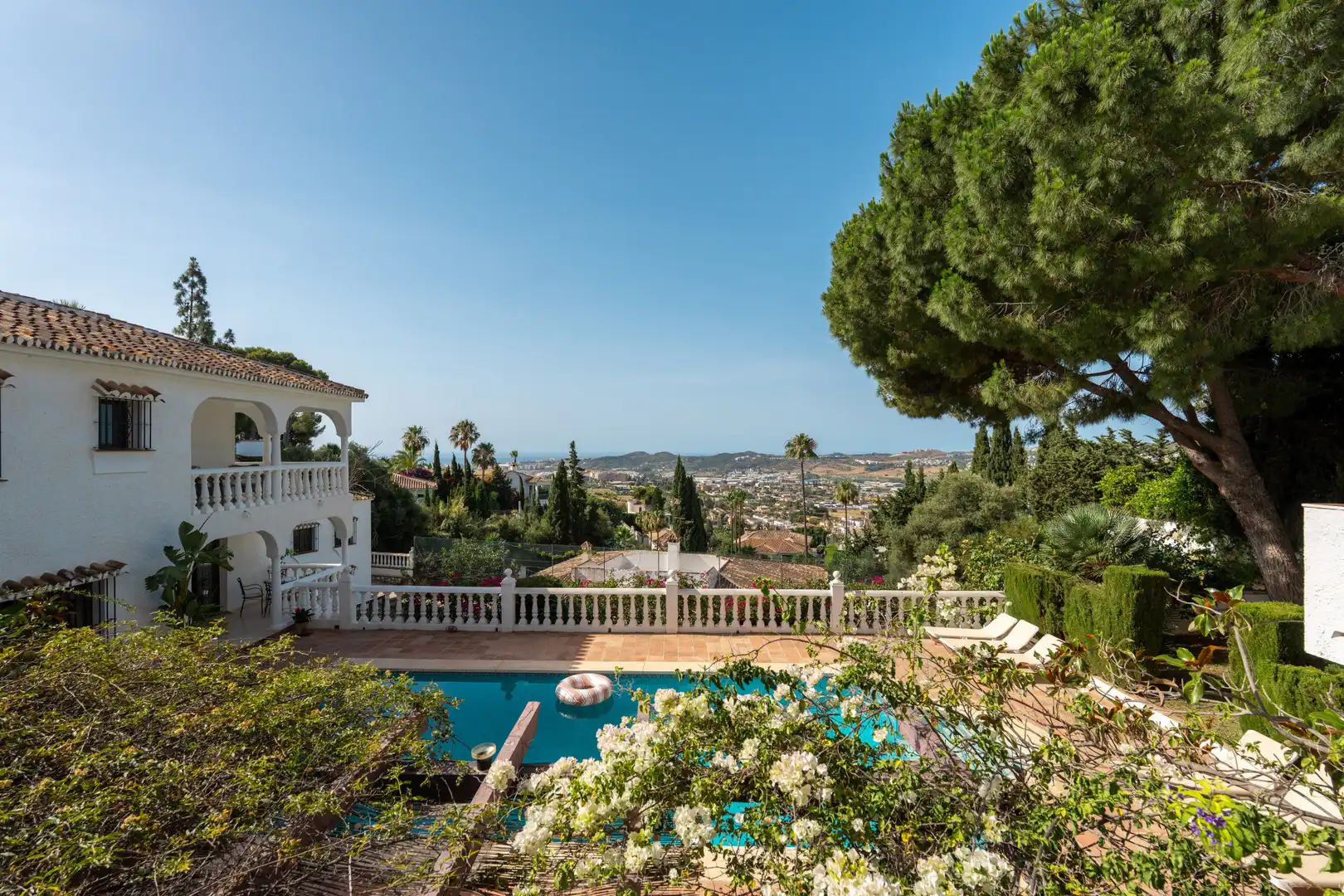 Vista exterior de Casa o xalet en venda en Mijas amb Aire condicionat, Jardí privat i Terrassa