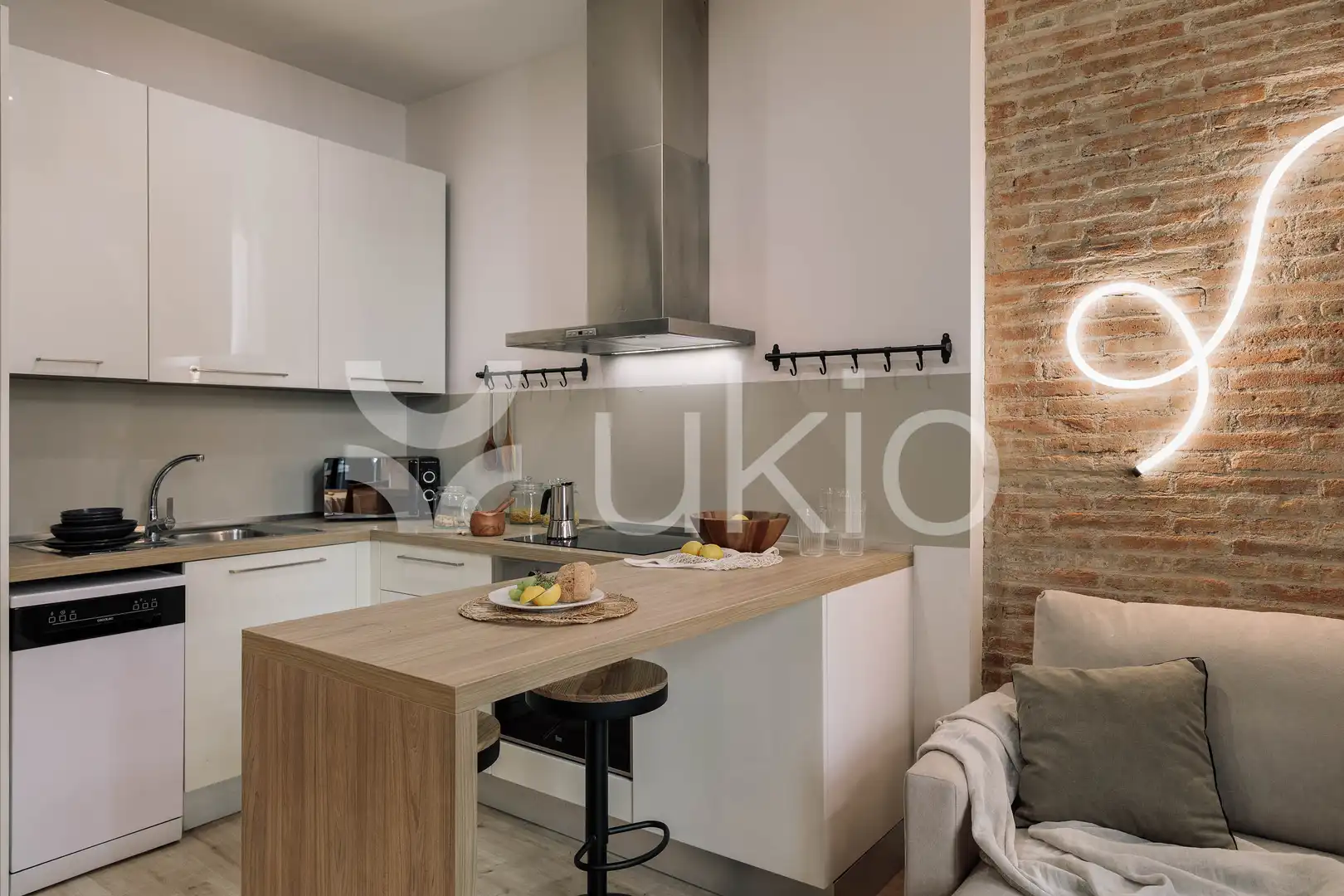 Cuina de Apartament de lloguer en Barcelona amb Aire condicionat, Calefacció i Moblat