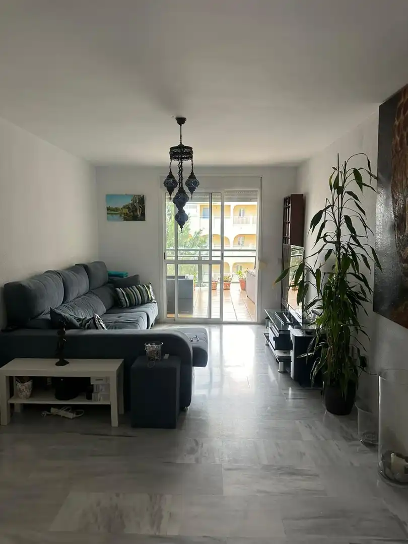 Sala de estar de Piso en venta en Benalmádena con Calefacción, Terraza y Piscina comunitaria