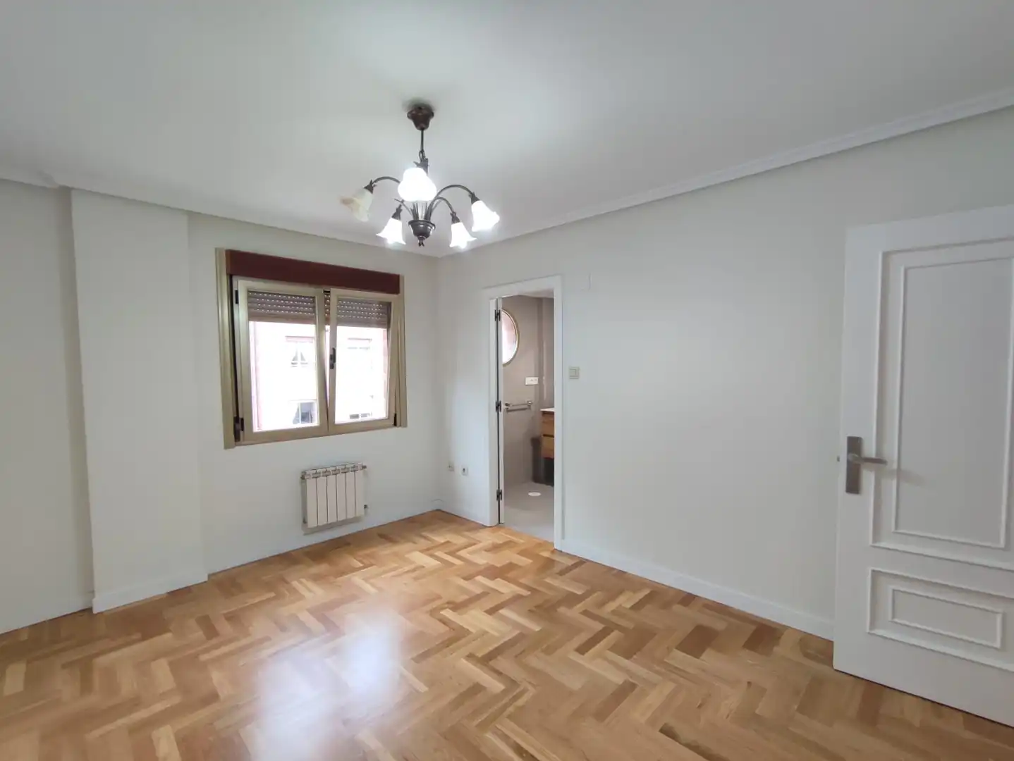Wohnung zur Miete in Gijón  mit Heizung, Parkett und Abstellraum