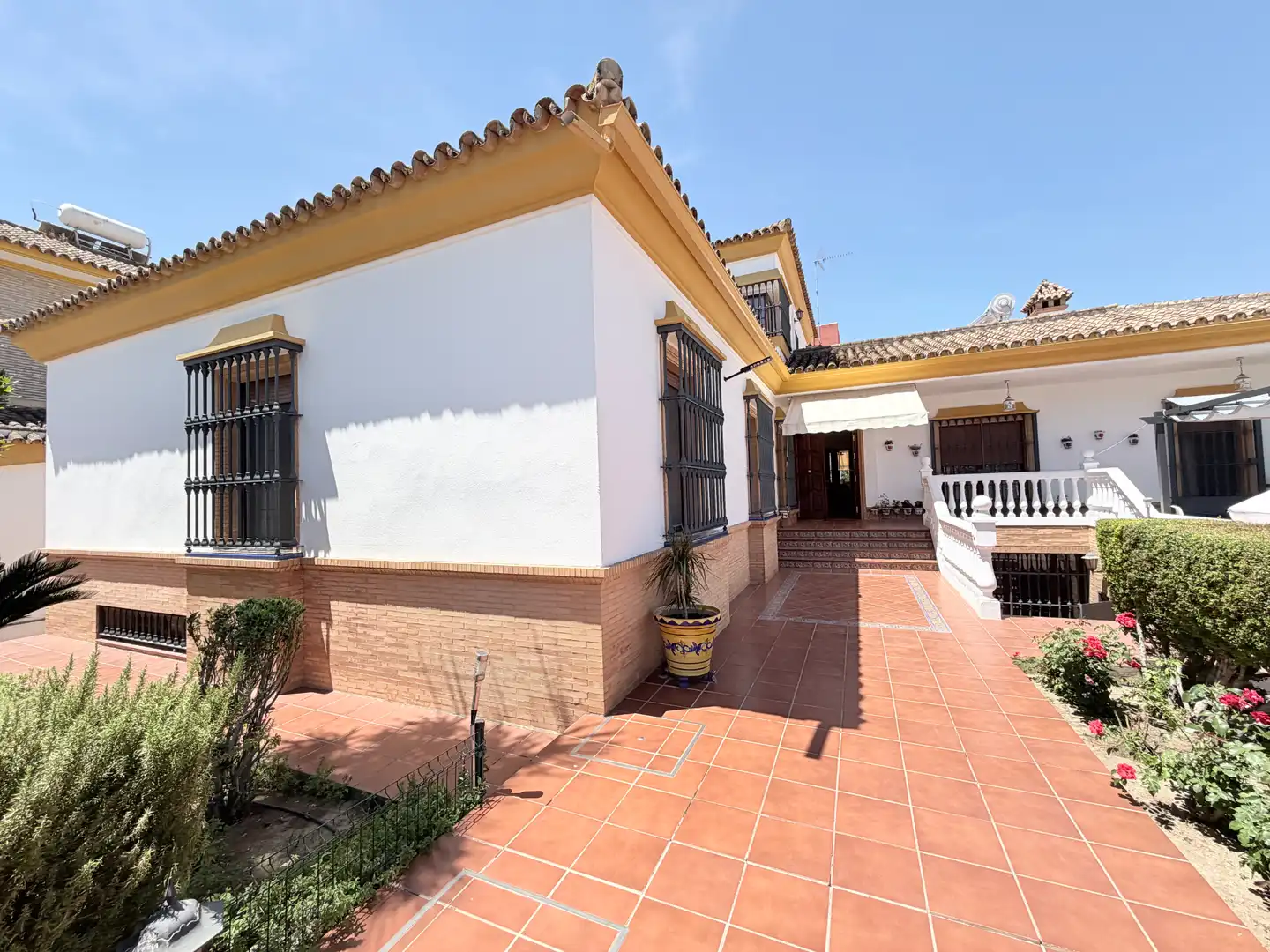Vista exterior de Casa o xalet en venda en Bormujos amb Aire condicionat, Jardí privat i Terrassa