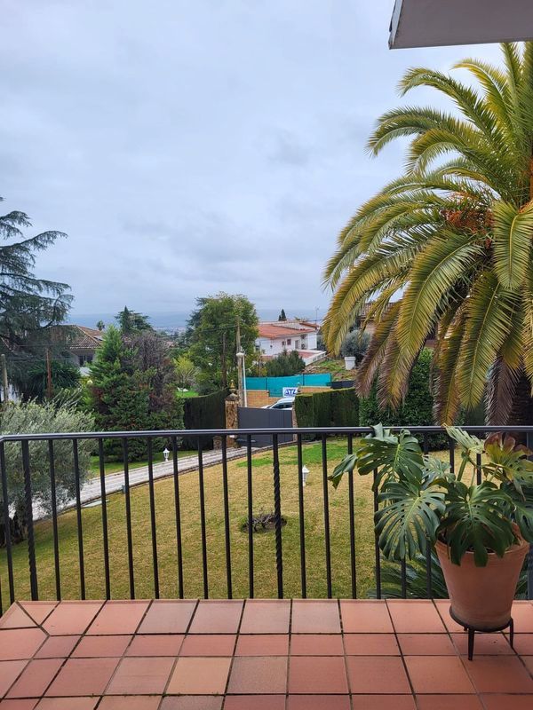 Vista exterior de Casa o xalet en venda en  Córdoba Capital amb Aire condicionat, Jardí privat i Terrassa