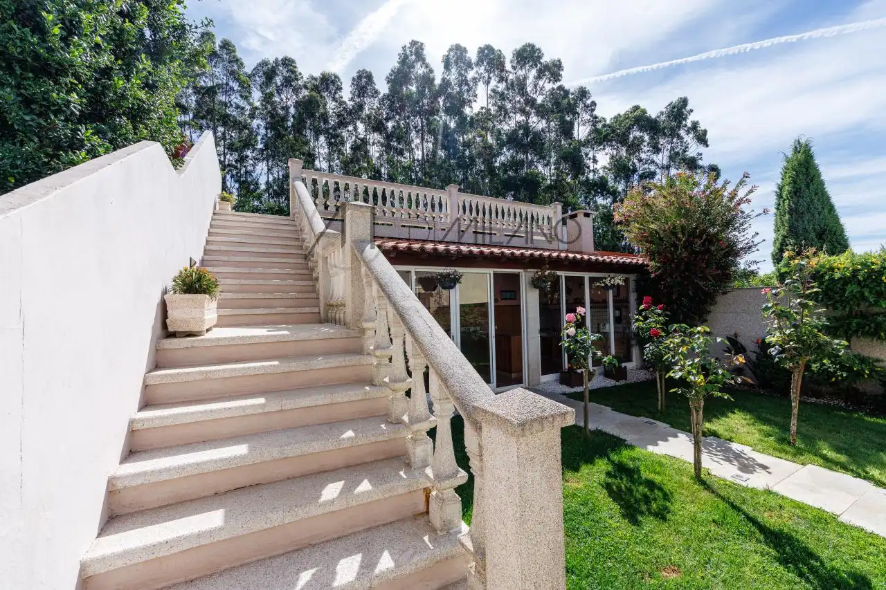 Vista exterior de Casa adosada en venta en Vigo  con Calefacción, Jardín privado y Parquet