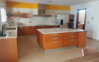 Cuina de Casa o xalet en venda en San Pedro del Pinatar amb Aire condicionat, Calefacció i Jardí privat