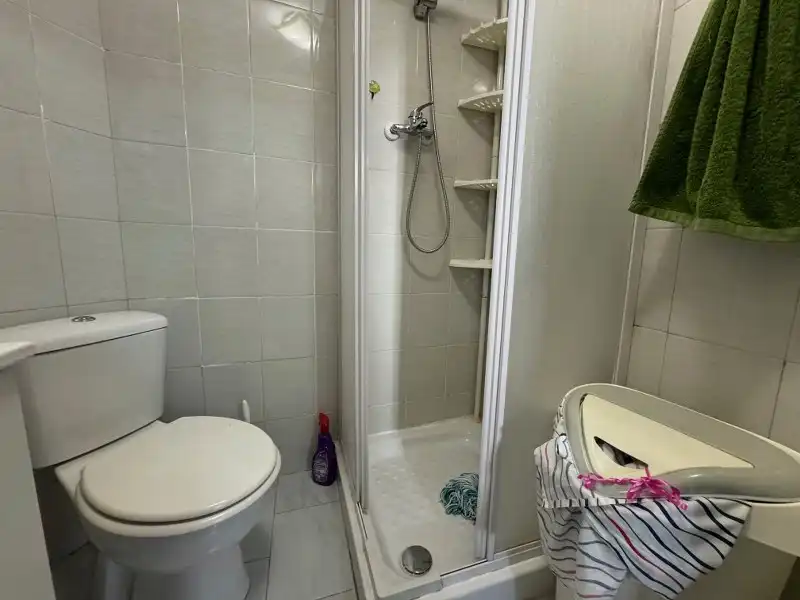 Badezimmer von Erdgeschoss zum Verkauf in Cullera mit Klimaanlage, Heizung und Privatgarten