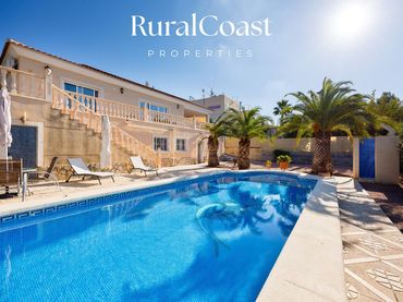 Detached house with pool for sale in Migjorn