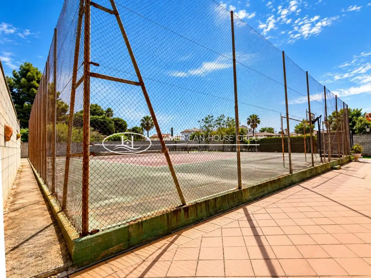 Vista exterior de Casa o xalet en venda en Chiclana de la Frontera amb Aire condicionat, Jardí privat i Traster