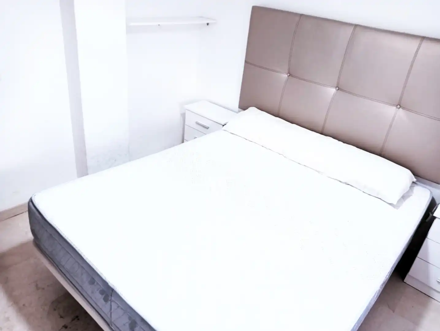 Habitación de Apartamento en venta en Granada con Aire acondicionado, Calefacción y Amueblado
