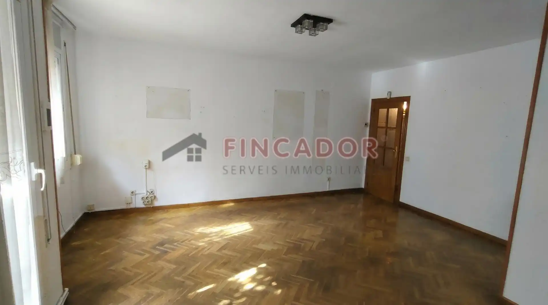 Sala de estar de Piso en venta en Cornellà de Llobregat con Calefacción, Parquet y Balcón
