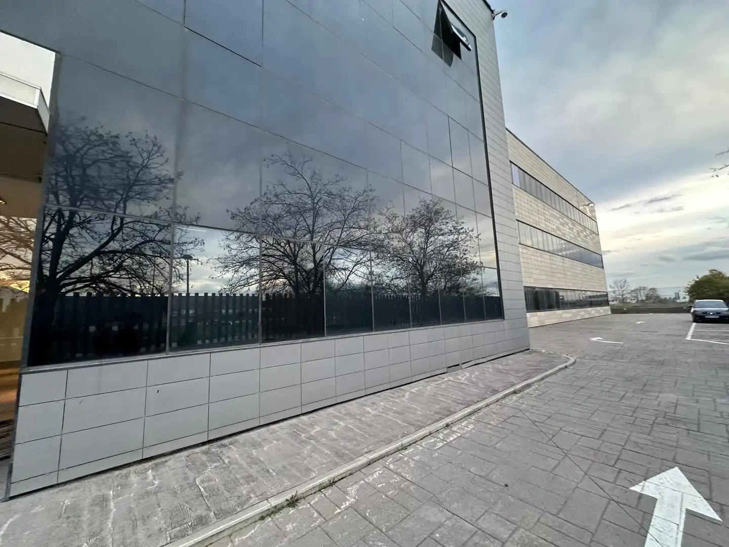 Vista exterior de Edificio en venta en San Fernando de Henares con Alarma