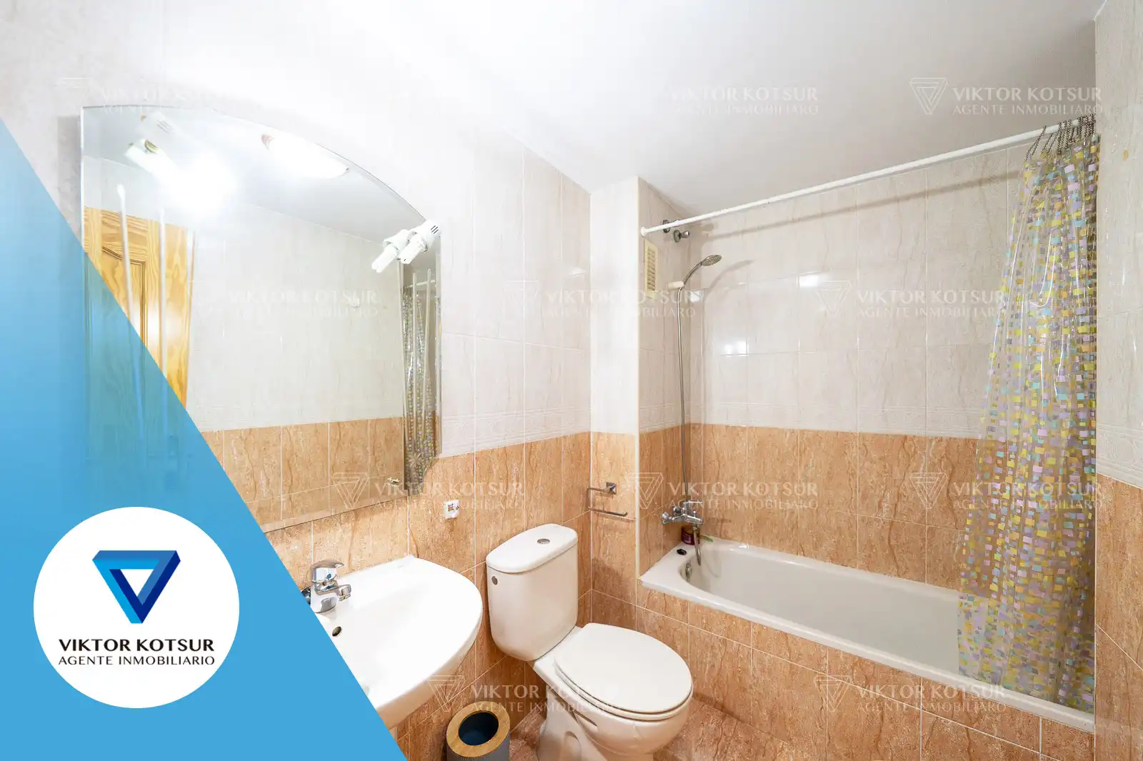 Baño de Piso en venta en Roquetas de Mar con Aire acondicionado, Terraza y Amueblado