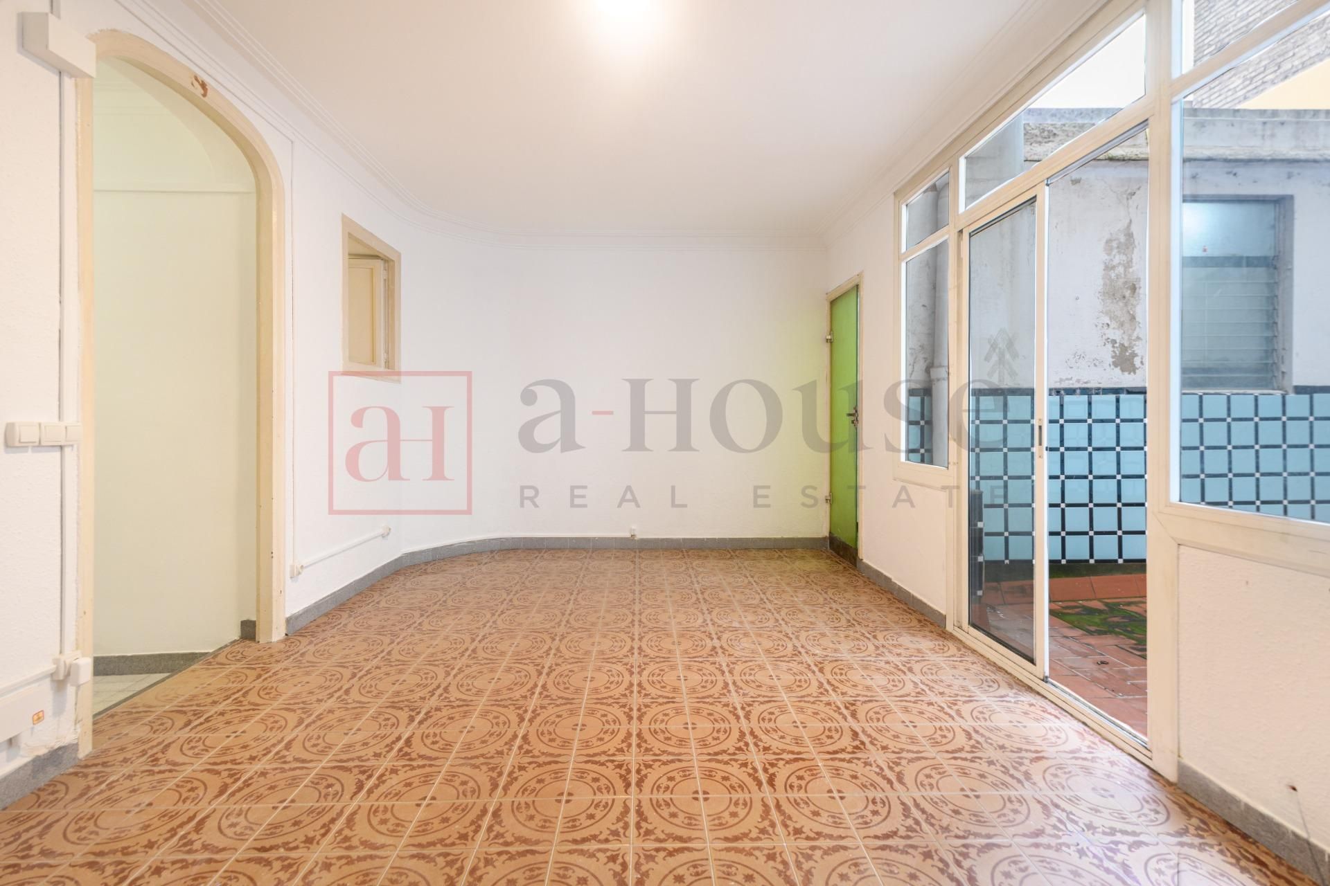 Exterior view of Flat for sale in  Barcelona Capital  with Terrace and Balcony