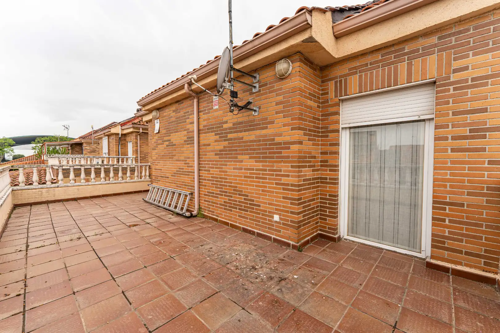 Vista exterior de Casa o xalet en venda en Serranillos del Valle amb Aire condicionat, Calefacció i Jardí privat