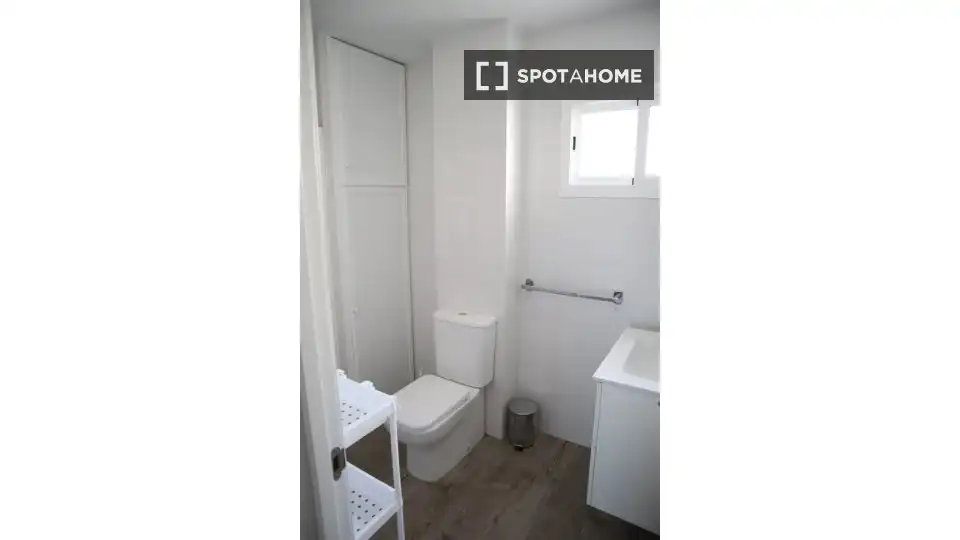 Baño de Piso de alquiler en Sevilla con Aire acondicionado, Calefacción y Amueblado