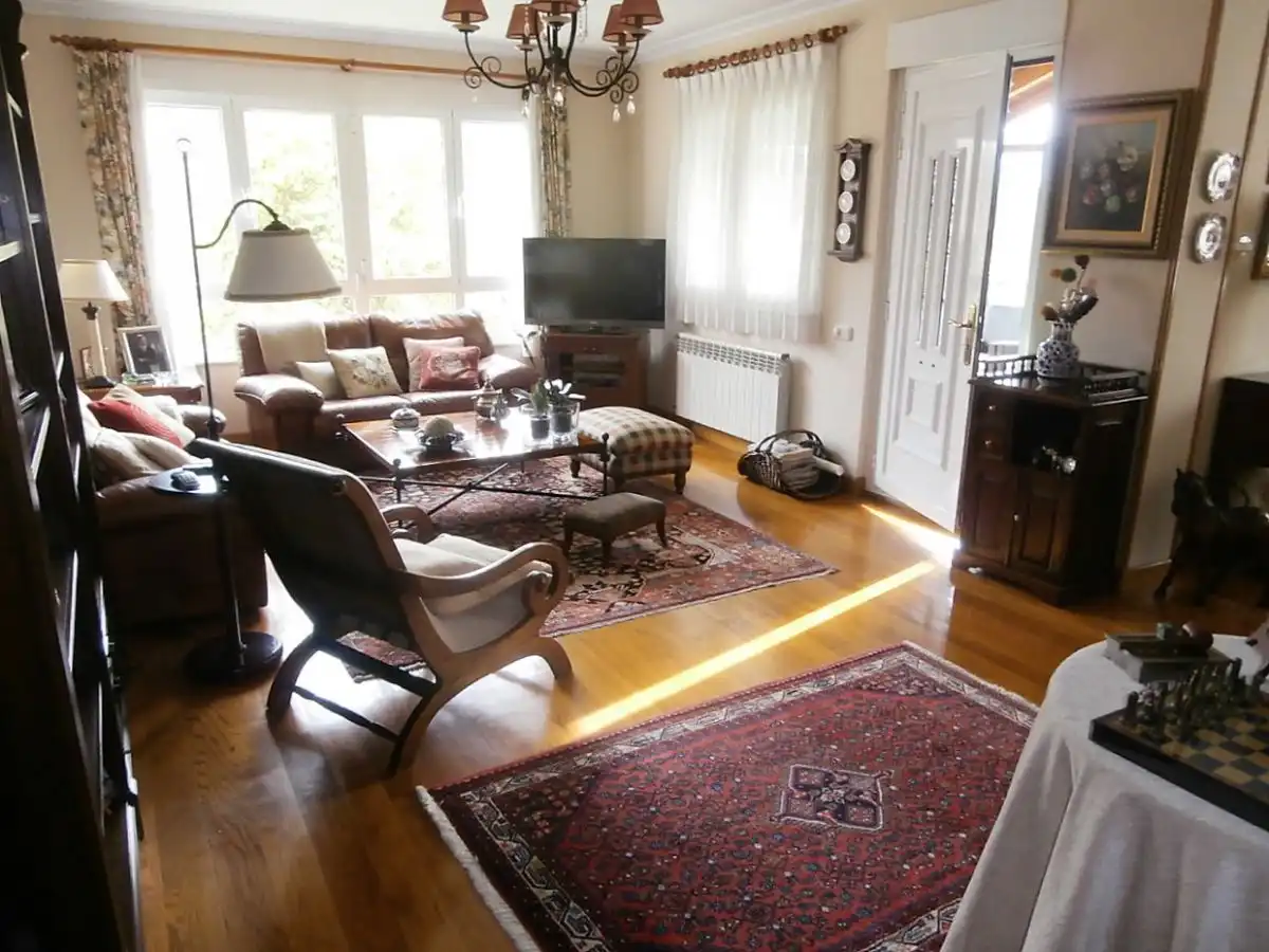 Sala d'estar de Casa o xalet en venda en Oviedo  amb Calefacció, Jardí privat i Terrassa