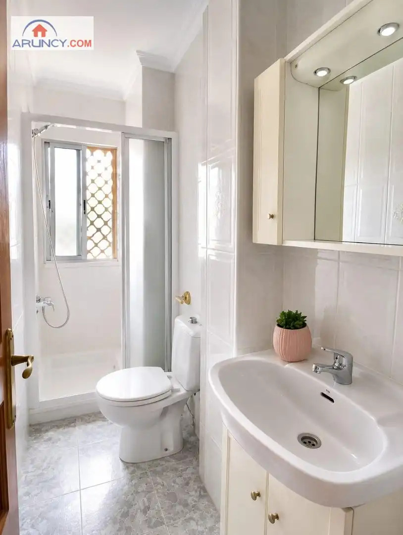 Bathroom of Flat for sale in Sevilla  with Air Conditioner, Heating and Furnished