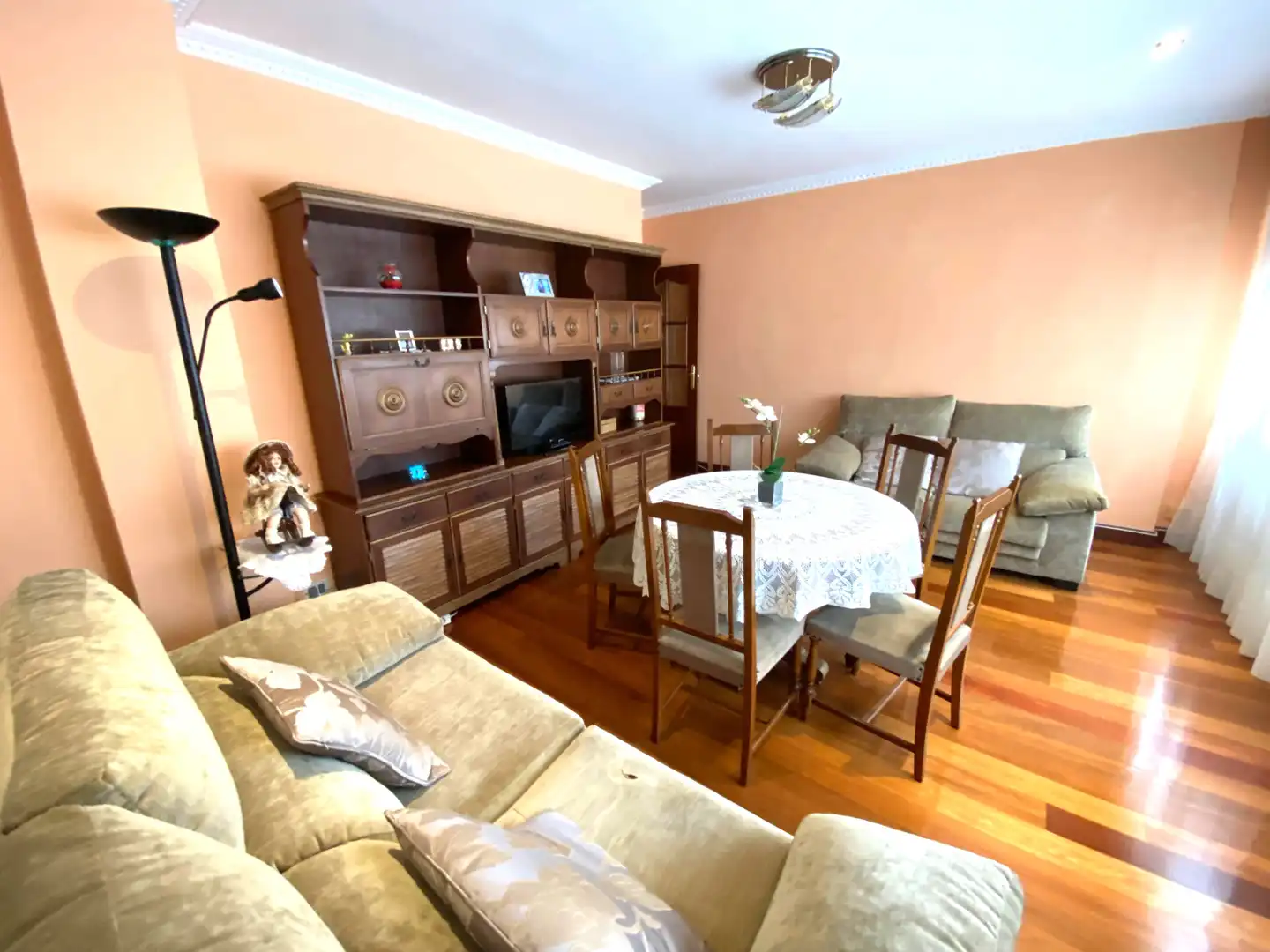 Sala de estar de Piso en venta en Castro-Urdiales con Horno, Lavadora y Microondas
