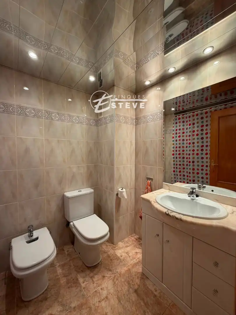 Badezimmer von Dachboden zum Verkauf in Calafell mit Klimaanlage, Heizung und Terrasse