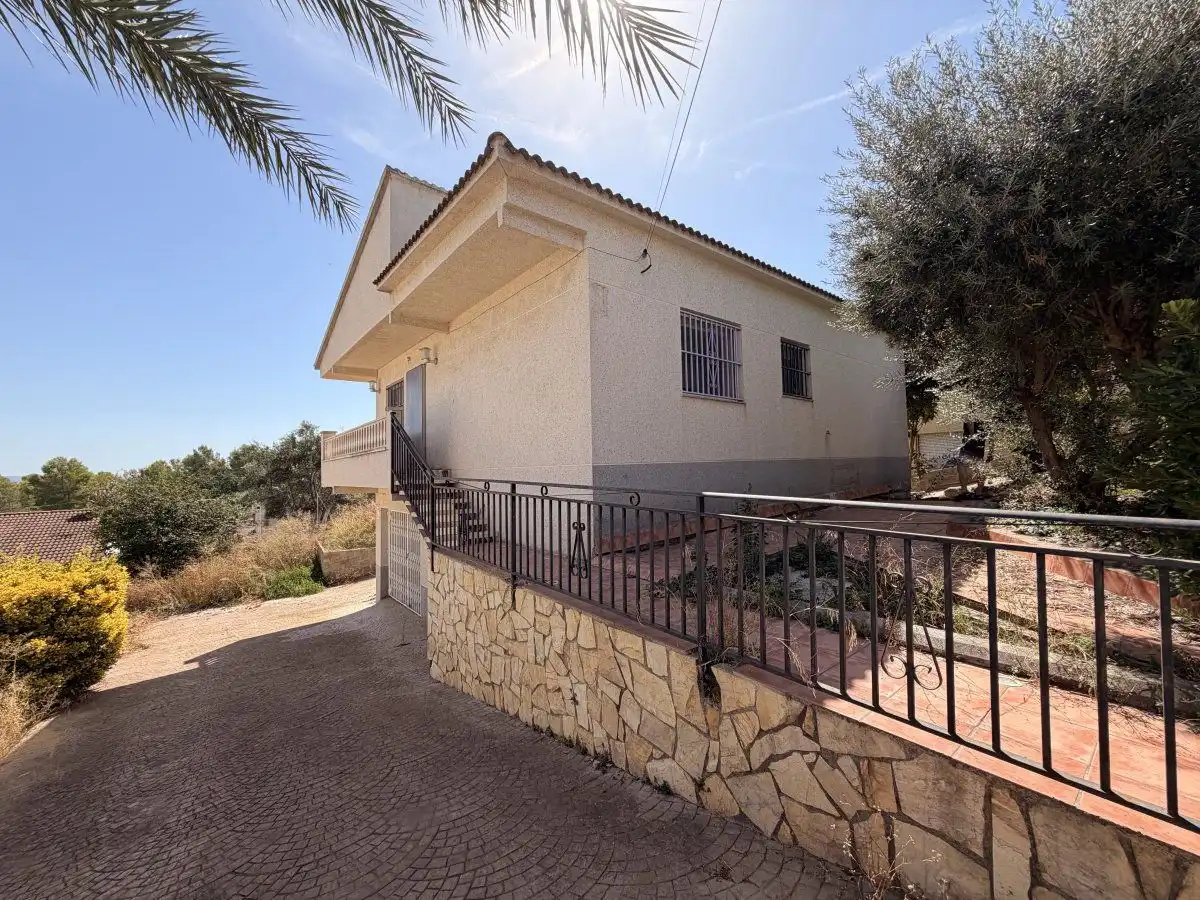 Außenansicht von Haus oder Chalet zum Verkauf in La Bisbal del Penedès mit Privatgarten, Schwimmbad und Balkon