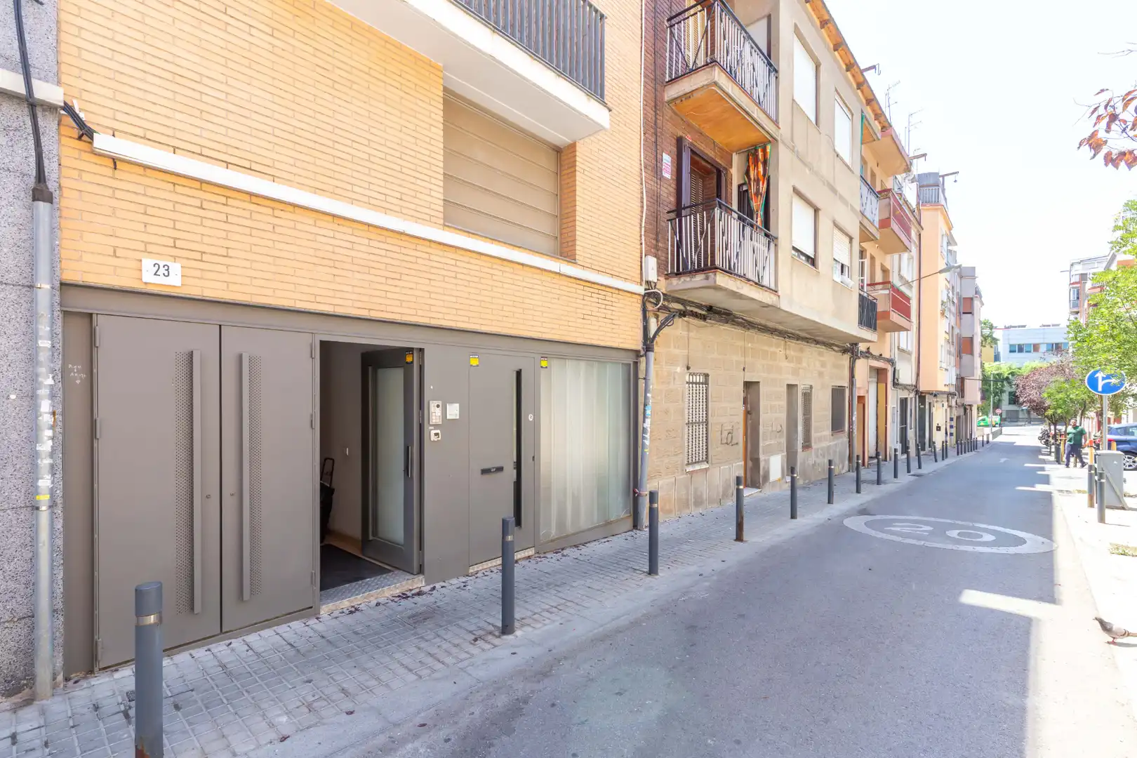 Vista exterior de Local en venda en L'Hospitalet de Llobregat amb Aire condicionat, Calefacció i Parquet
