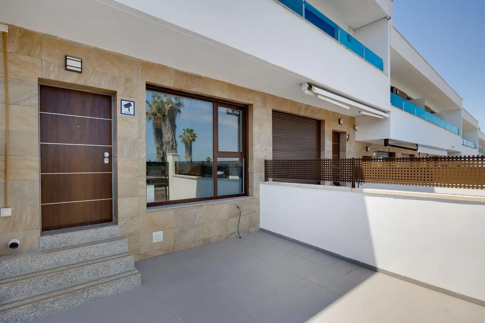 Außenansicht von Einfamilien-Reihenhaus zum Verkauf in Torrevieja mit Klimaanlage, Heizung und Terrasse