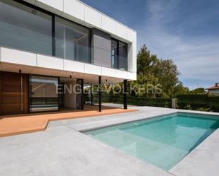 Piscina de Casa adosada en venda en Barrika amb Aire condicionat, Calefacció i Jardí privat