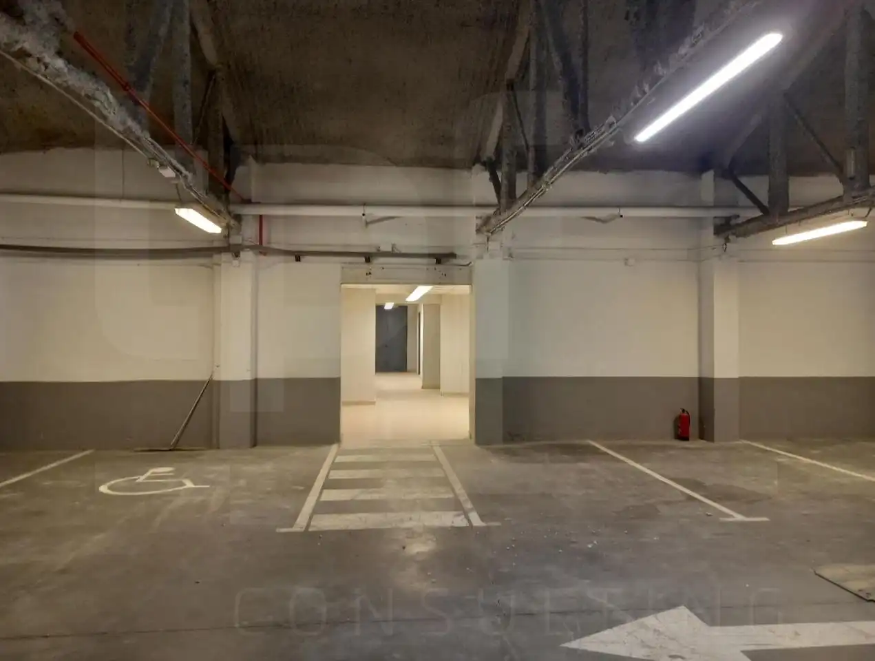 Parkplatz von Fabrikhallen zur Miete in Mislata
