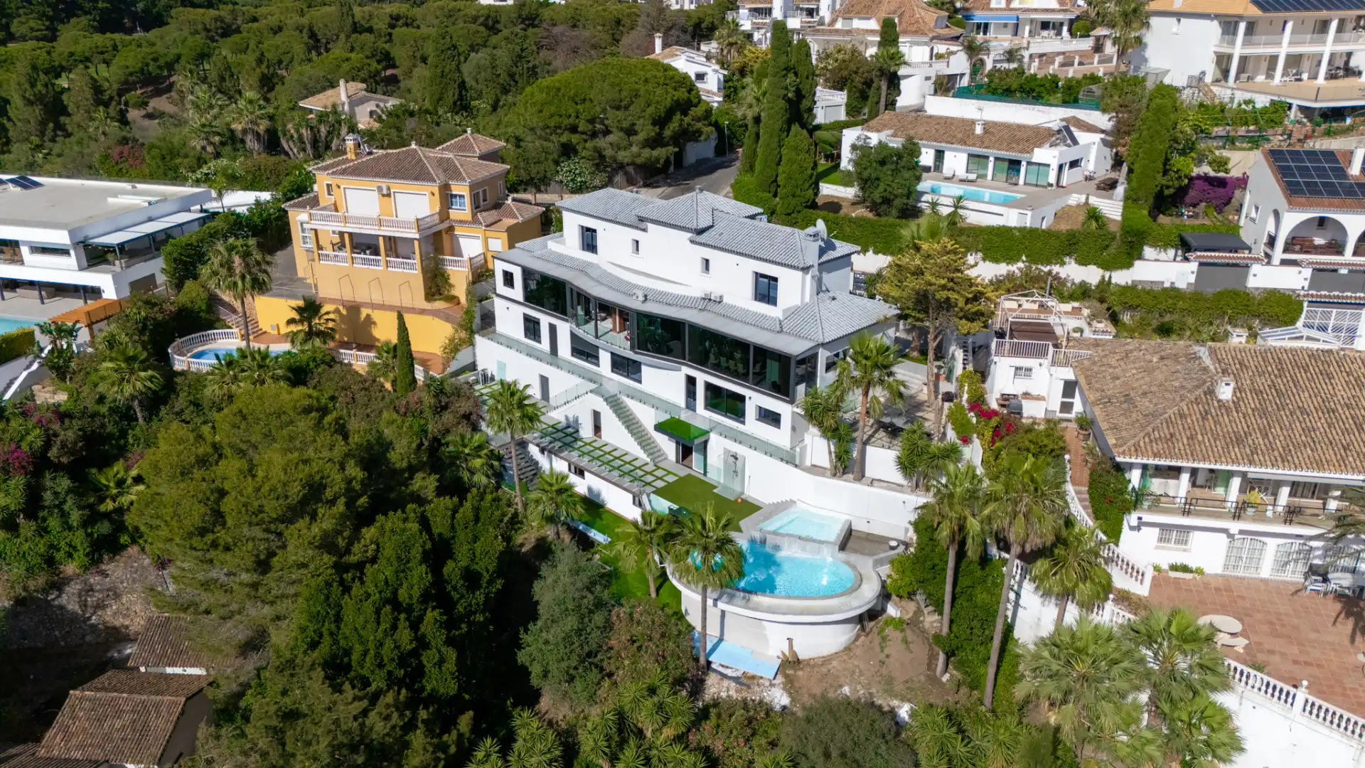 Vista exterior de Casa o xalet en venda en Benalmádena amb Aire condicionat, Calefacció i Jardí privat