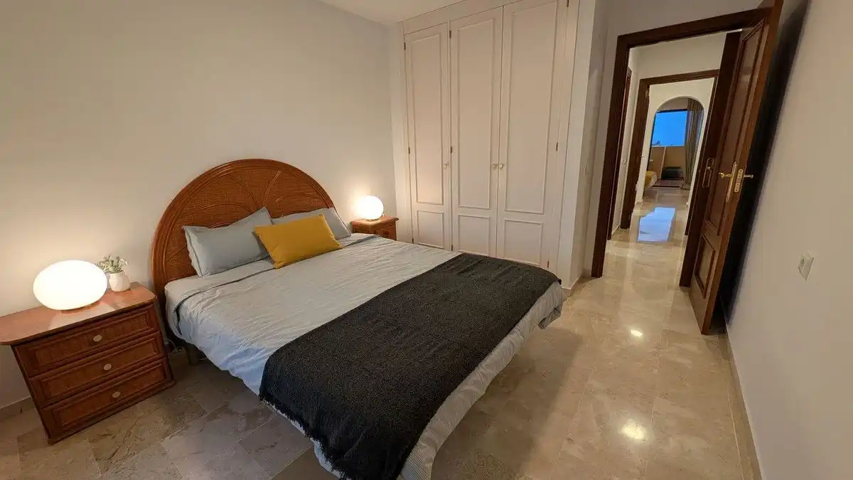 Dormitori de Apartament de lloguer en Estepona amb Aire condicionat, Calefacció i Terrassa