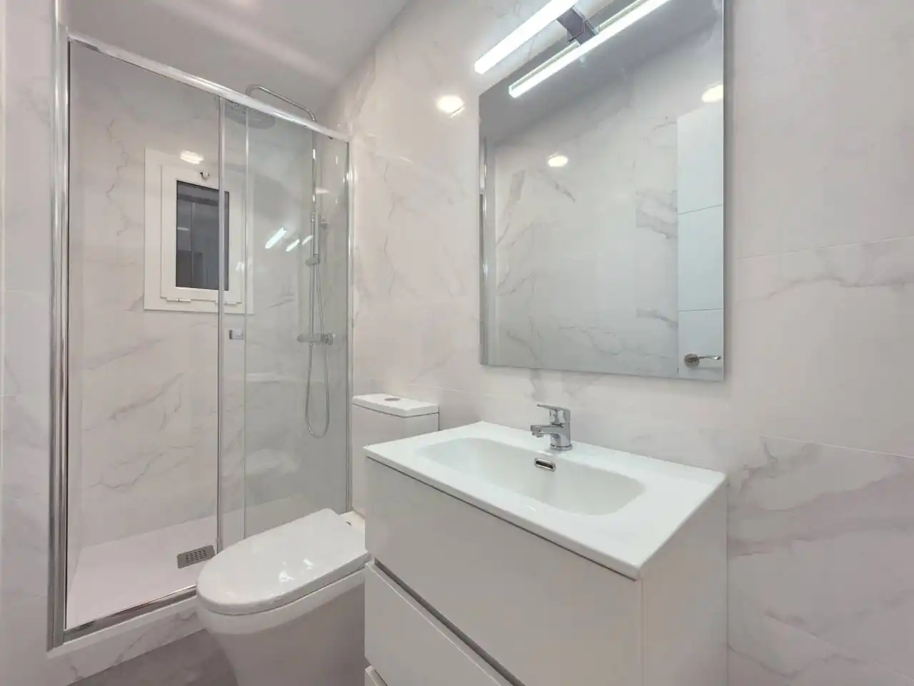 Badezimmer von Wohnung zum Verkauf in Barcelona mit Klimaanlage, Parkett und Terrasse