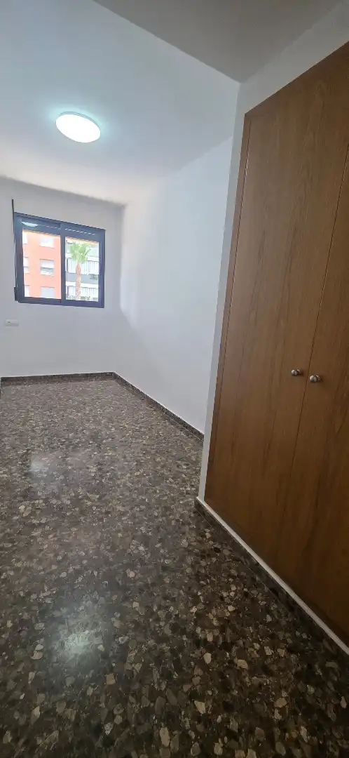 Dormitori de Pis de lloguer en Mislata amb Aire condicionat, Terrassa i Traster