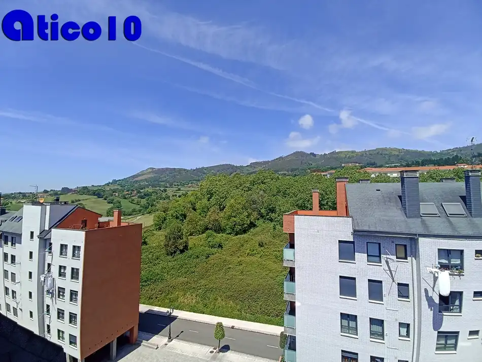 Vista exterior de Àtic en venda en Oviedo  amb Calefacció, Jardí privat i Parquet