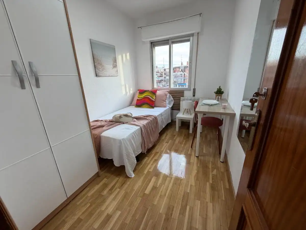 Habitación de Apartamento para compartir en Madrid con Aire acondicionado, Calefacción y Amueblado