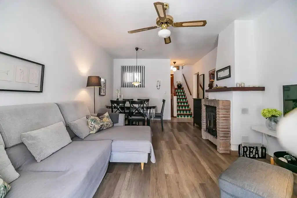 Sala d'estar de Casa adosada en venda en Mijas amb Aire condicionat, Terrassa i Moblat
