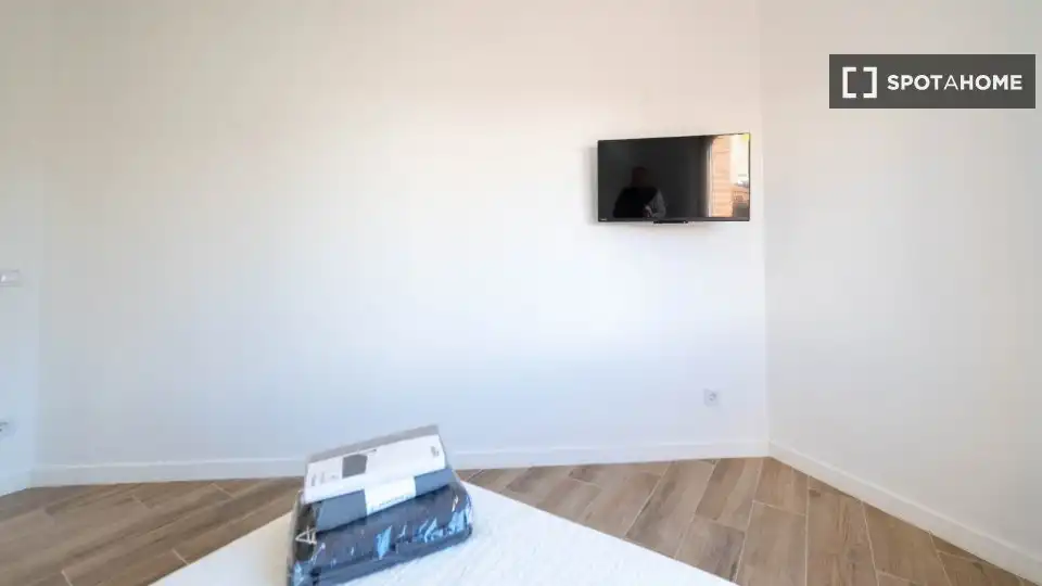 Habitación de Piso de alquiler en Badalona con Aire acondicionado, Calefacción y Amueblado