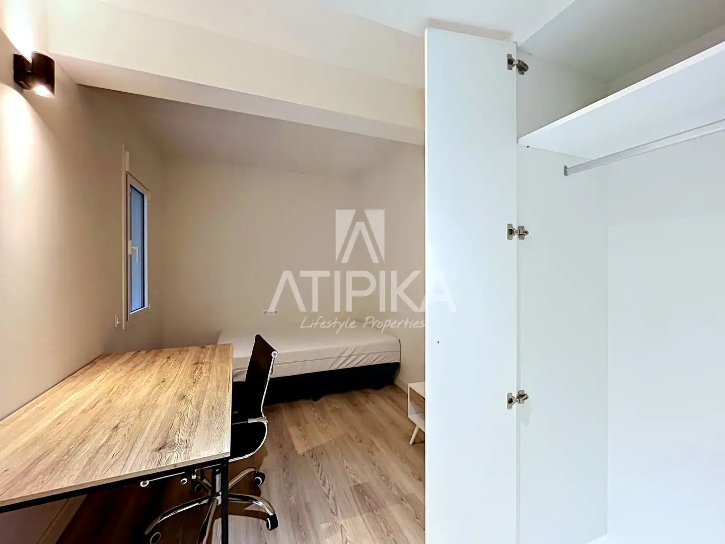 Schlafzimmer von Wohnung zum Verkauf in Barcelona mit Klimaanlage, Parkett und Balkon
