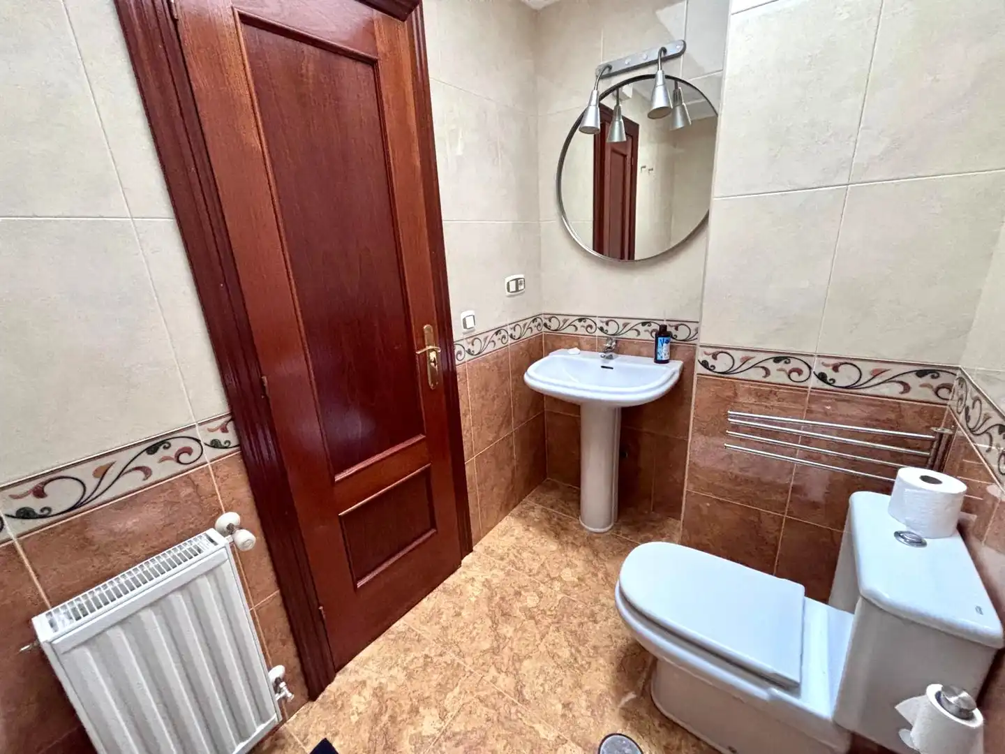 Badezimmer von Wohnungen zur Miete in Gijón  mit Heizung, Parkett und Abstellraum
