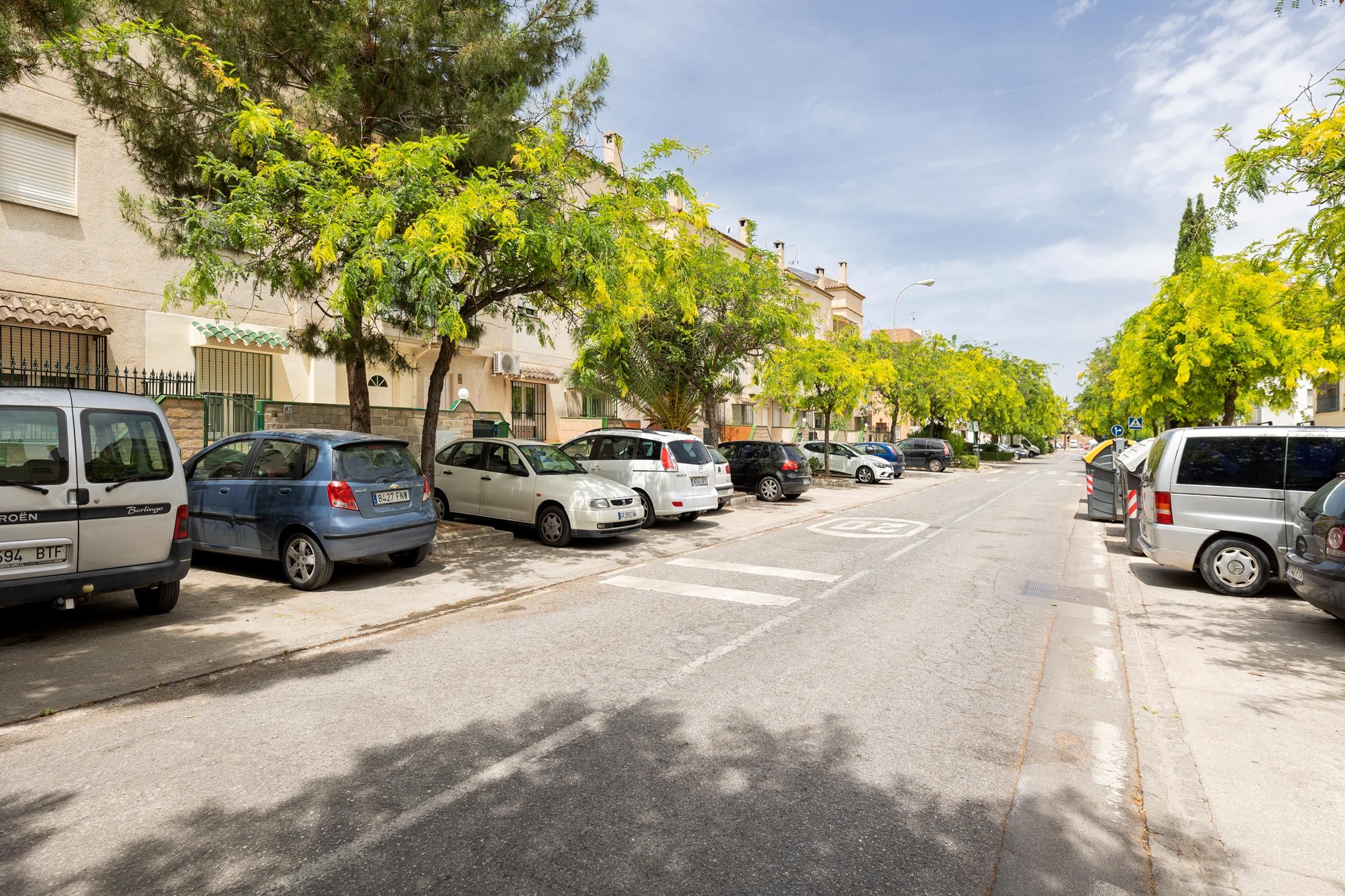 Exterior view of Single-family semi-detached for sale in  Granada Capital
