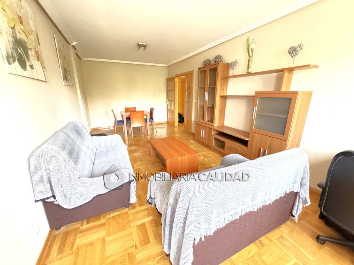 Sala de estar de Piso de alquiler en Burgos Capital con Calefacción, Trastero y Amueblado