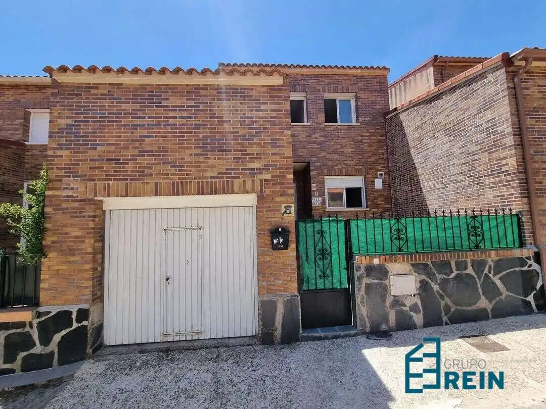 Vista exterior de Casa adosada en venda en Domingo Pérez amb Terrassa i Balcó