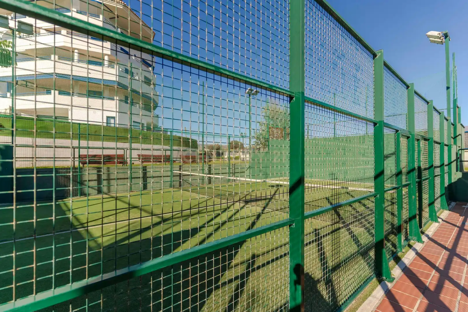 Außenansicht von Wohnung zum Verkauf in Manilva mit Privatgarten, Abstellraum und Gemeinschaftspool