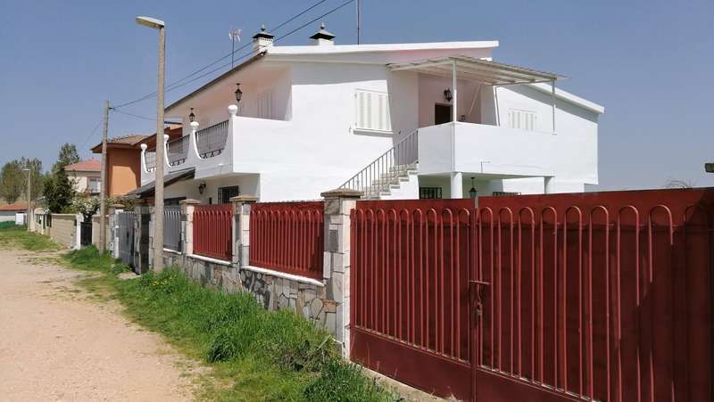 Vista exterior de Casa o chalet en venta en Calzada de Valdunciel con Calefacción y Terraza