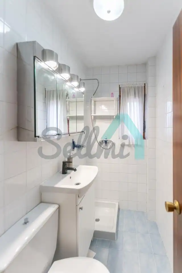 Baño de Piso de alquiler en Aller con Calefacción, Trastero y Amueblado