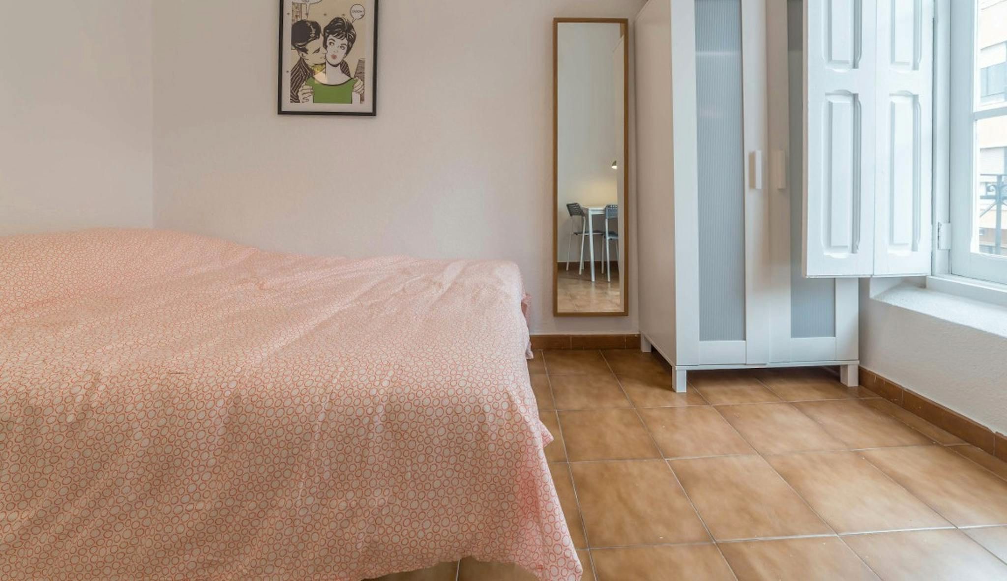 Bedroom of Flat to share in  Valencia Capital  with Washing machine, Balcony and Internet