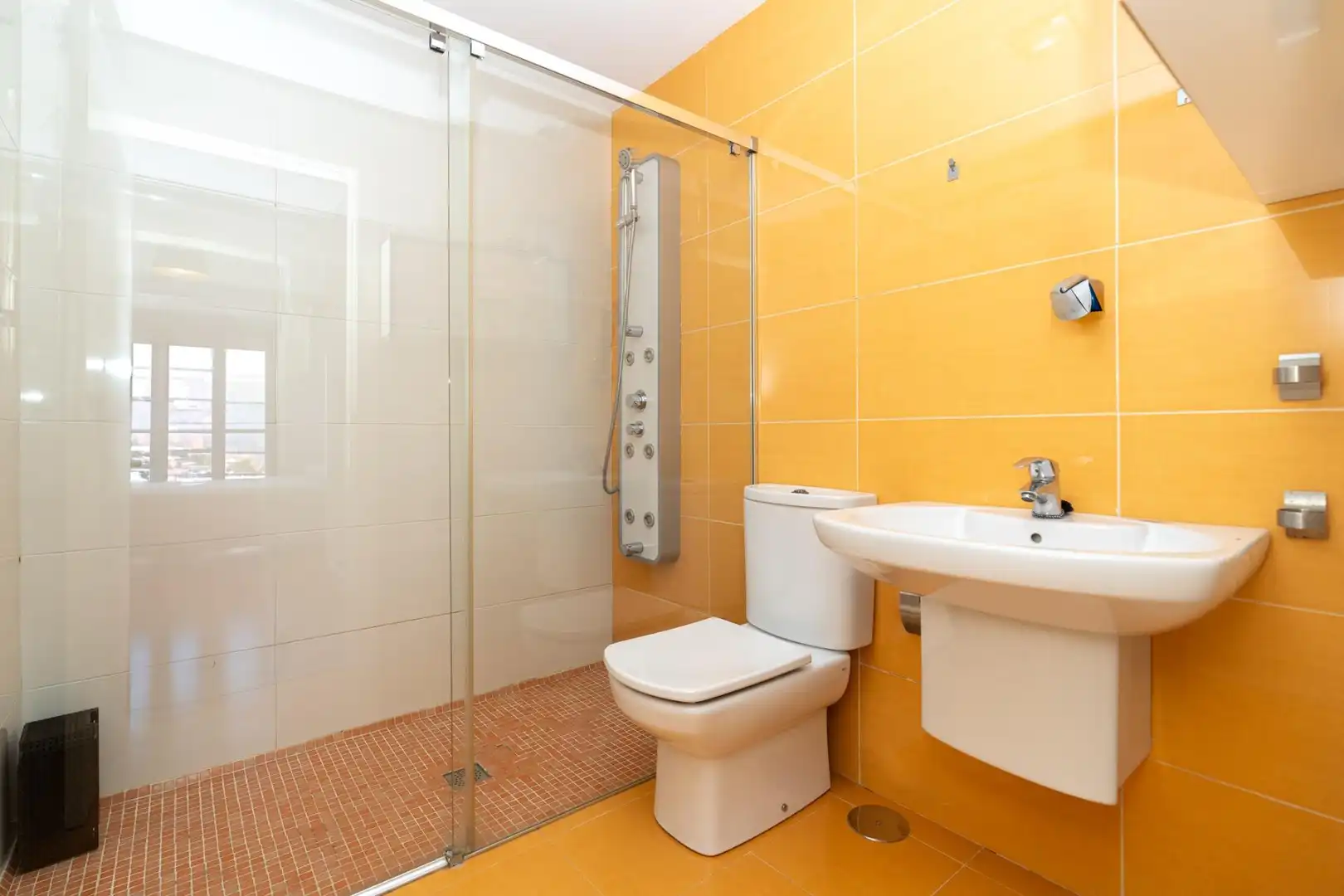 Baño de Casa adosada en venta en Motril con Aire acondicionado, Terraza y Trastero